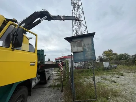 Práce s hydraulickou rukou pri oceľovej veži