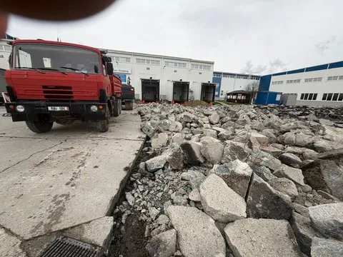 Tatra 815 pri búraní betónovej plochy