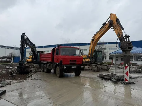 Rozbíjanie betónov hydraulickým kladivom pri hale