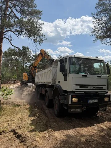 Nakládka zeminy na sklápač IVECO