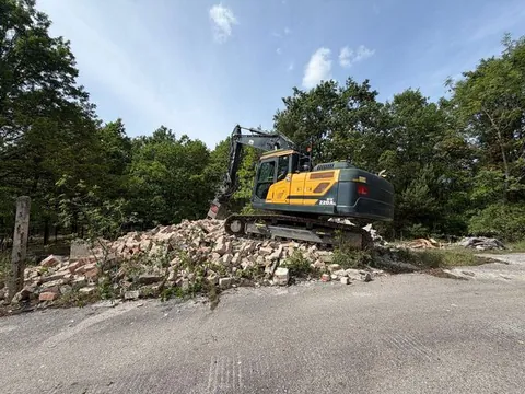Rýpadlo pri kope tehlovej sute