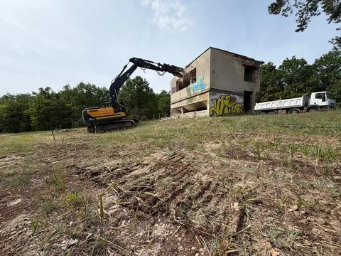 Demolácia poschodovej budovy