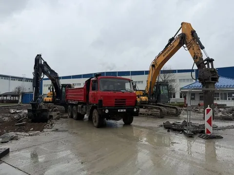 Búracie práce s hydraulickým kladivom a odvoz sute