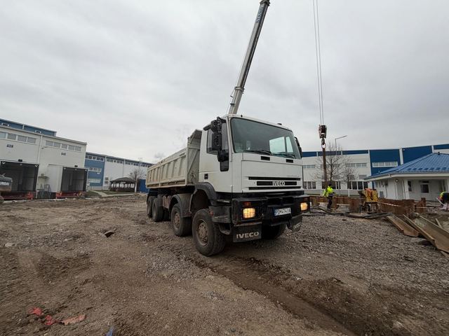 Sklápač IVECO 8×4 na stavbe