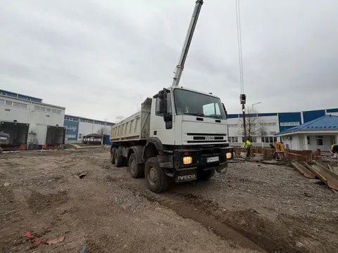 Sklápač IVECO 8×4 na stavbe