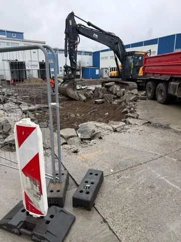 Búranie spevnených plôch pri priemyselnej hale