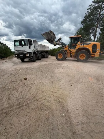 Nakladač Hyundai 18 t pri nakládke na sklápač IVECO 8×8