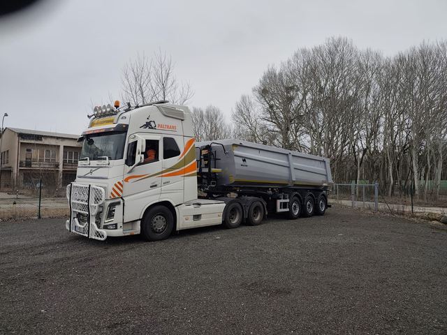 Ťahač Volvo FH so sklápacím návesom