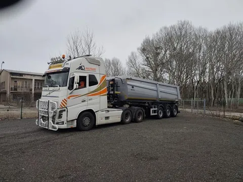 Ťahač Volvo FH so sklápacím návesom