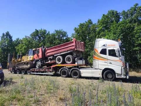 Preprava sklápača Tatra a buldozéra CAT na podvalníku
