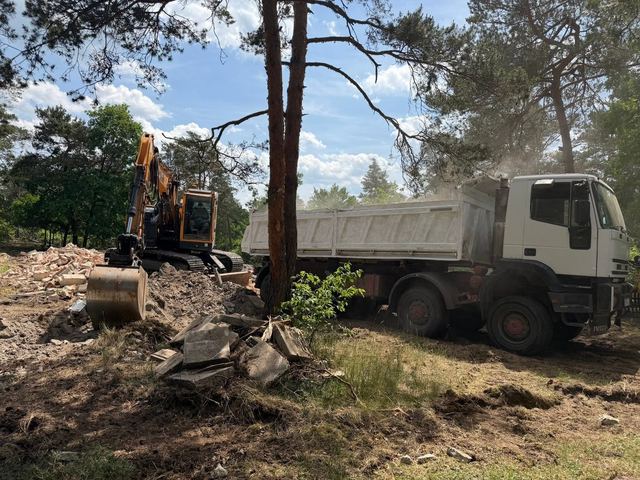 Demolácia a odvoz sute — rýpadlo Hyundai a sklápač IVECO