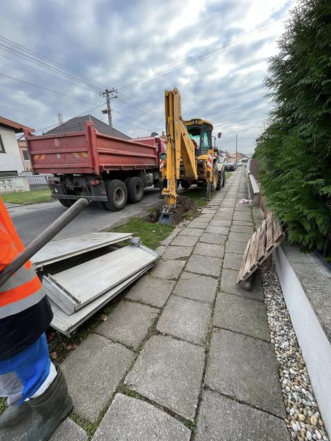Výkop ryhy pre inžinierske siete traktorbagrom