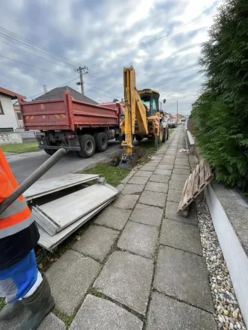 Výkop ryhy pre inžinierske siete traktorbagrom