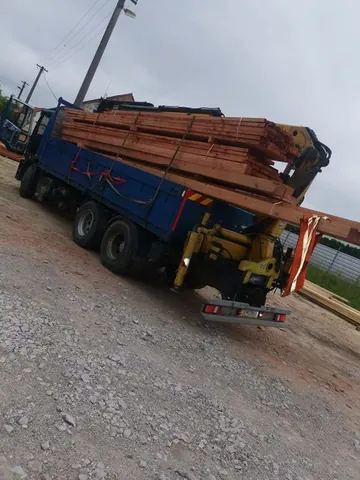 Preprava reziva nákladným autom s hydraulickou rukou