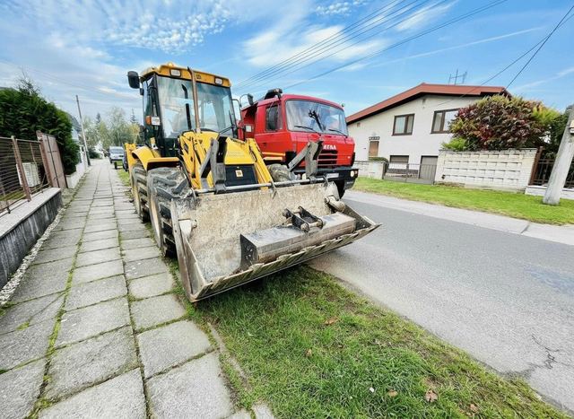 Traktorbager JCB a Tatra 815 pri práci v obci
